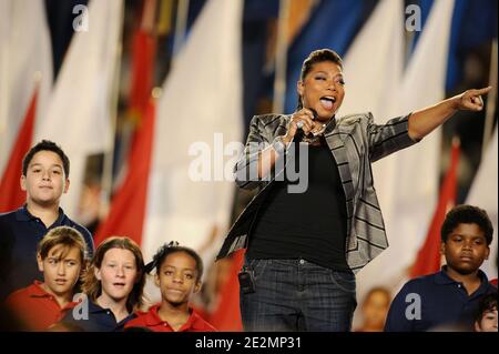 La regina Latifah si esibisce sul palco durante il Super Bowl XLIV Pregame Show di Miami, USA, il 7 febbraio 2010. (Foto: Regina Latifah) Foto di Lionel Hahn/ABACAPRESS.COM Foto Stock