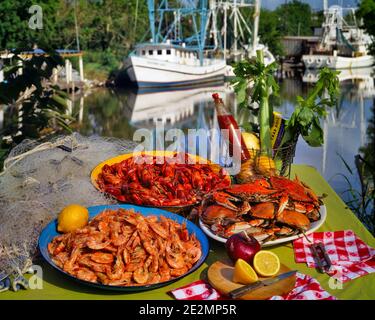 80 SPECIALITÀ GASTRONOMICHE REGIONALI BAYOU GAMBERI CRAWFISH GRANCHIO PIATTI BOTTIGLIA BARCHE DI PESCA CON SALSA CALDA IN BACKGROUND LOUISIANA USA - KF28150 GRD001 HARS PIATTI BAYOU CRAWFISH COSTA DEL GOLFO GRANCHIO LA VECCHIA REGIONALE FASHIONED Foto Stock