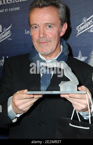 Alain Passard si pone con il suo Premio Speciale alla cerimonia Globes de Cristal tenutasi a le Lido a Parigi, in Francia, l'8 febbraio 2010. Foto di Mireille Ampilhac/ABACAPRESS.COM Foto Stock