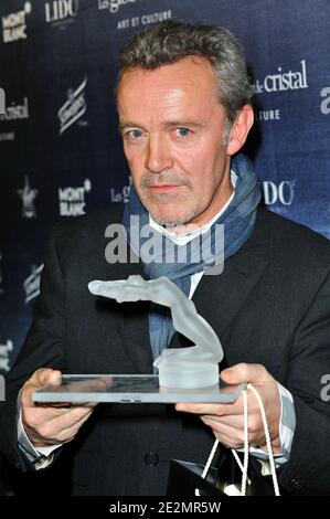 Alain Passard si pone con il suo Premio Speciale alla cerimonia Globes de Cristal tenutasi a le Lido a Parigi, in Francia, l'8 febbraio 2010. Foto di Nicolas Genin/ABACAPRESS.COM Foto Stock