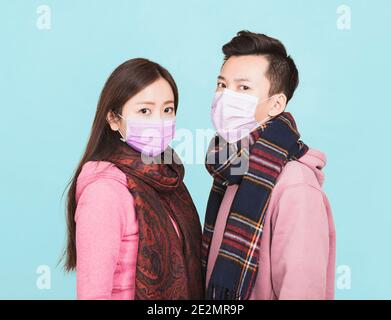 Giovane coppia che indossa maschera protettiva per il viso. Concetto di prevenzione dell'influenza e del coronavirus Foto Stock
