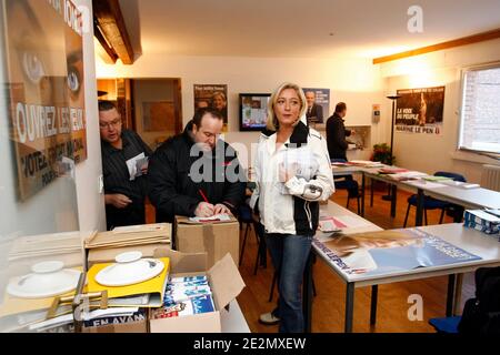 Marine le Pen, deputee europeenne et numero 2 du parti d'Extreme droite Front National (FN) a sa permanence pendant leur campagne pour les elections regionales a Henin-Beaumont, nord de la France, le 12 fevrier 2010. Foto Mikael Libert/ABACAPRESS.COM Foto Stock