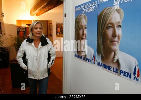 Marine le Pen, deputee europeenne et numero 2 du parti d'Extreme droite Front National (FN) a sa permanence pendant leur campagne pour les elections regionales a Henin-Beaumont, nord de la France, le 12 fevrier 2010. Foto Mikael Libert/ABACAPRESS.COM Foto Stock