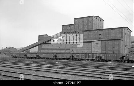 Blu del carbone Huber Breaker è stato un punto di riferimento si trova nel quartiere di Ashley, Hannover Township, Luzerne County, Pennsylvania, USA. Il martello è stato costruito nel 1939 per sostituire l'interruttore di Maxwell che si trovava presso la miniera di carbone. Run-della miniera di carbone che arrivano al demolitore è stata lavata e pulita per rimuovere le impurità, principalmente di ardesia. Esso è stato frantumato e vagliato alle dimensioni specifiche desiderata dal cliente. Considerato un ultra moderno impianto quando costruito. Esso elaborate 7.000 tonnellate di antracite carbone al giorno.Il prodotto finale è stato spruzzato con un colorante blu e venduti come "Blue Carbone."è cessato le operazioni nel 1976. Foto Stock