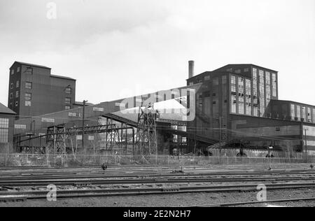 Blu del carbone Huber Breaker è stato un punto di riferimento si trova nel quartiere di Ashley, Hannover Township, Luzerne County, Pennsylvania, USA. Il martello è stato costruito nel 1939 per sostituire l'interruttore di Maxwell che si trovava presso la miniera di carbone. Run-della miniera di carbone che arrivano al demolitore è stata lavata e pulita per rimuovere le impurità, principalmente di ardesia. Esso è stato frantumato e vagliato alle dimensioni specifiche desiderata dal cliente. Considerato un ultra moderno impianto quando costruito. Esso elaborate 7.000 tonnellate di antracite carbone al giorno.Il prodotto finale è stato spruzzato con un colorante blu e venduti come "Blue Carbone."è cessato le operazioni nel 1976. Foto Stock