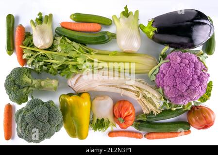 Tavolozza di verdure crude su sfondo bianco. Vista dall'alto, disposizione piatta. Foto Stock
