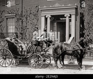 1870 19 ° SECOLO UOMO IN TOP CAPPELLO A CAVALLO DISEGNATO VICTORIA CARRIAGE CHE CHIEDE IL PASSEGGERO LADY PRIMA DI UNA RINASCITA GRECA CASA DI CITTÀ - Q75027 CPC001 HARS STILE DI VITA CASE FEMMINE PASSEGGERI STUDIO SHOT HOME LIFE LUSSO TRASPORTO COPIA SPAZIO SIGNORE PERSONE RESIDENZIALI MASCHI EDIFICI RUOTE TRASPORTO B&W CARROZZA STRUTTURA MAMMIFERI PROPRIETÀ GENTLEMAN ED ESTERNI CASE IMMOBILI STRUTTURE 1870S RESIDENCE ELEGANTE VAGONI EDIFICE REVIVAL VICTORIA MAMMAL FILM ANCORA CAPPELLO NERO E BIANCO ETNIA CAUCASICA M VECCHIO STILE Foto Stock