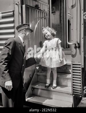 1950 UOMO PASSEGGERO CONDUTTORE FERROVIARIO IN UNIFORME SALUTO SORRIDENTE POCO RAGAZZA CHE INDOSSA UN ABITO E MARY JANE COSTA SUI GRADINI DEL TRENO - R3475 DEB001 HARS PER AIUTARE I PROFESSIONISTI DI MANUTENZIONE CAPPELLINO DI CORSA PRUA ABBIGLIAMENTO NOSTALGICO COPPIA NASTRO URBANO SUBURBANO PASSI VECCHIO CONDUTTORE TEMPO NOSTALGIA VECCHIA MODA 1 SALUTO GIOVANILE CARINO ECCITATO STILE BENVENUTO COMUNICAZIONE CARRIERA VACANZA FERROVIA ASSISTENTE GIOIA STILE DI VITA DONNE LAVORI SALUBRITÀ TRASPORTO PASSEGGERI COPY SPACE AMICIZIA FULL-LENGTH MEZZA LUNGHEZZA FIGLIE PROFESSIONE TRASPORTO B&W DI MEZZA ETÀ ABILITÀ MASCHILE DI MEZZA ETÀ PIATTAFORMA DI OCCUPAZIONE ABILITÀ FELICITÀ COMPETENZE Foto Stock