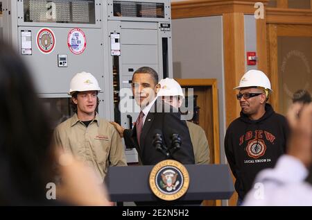 Il presidente Barack Obama parla della creazione di nuovi posti di lavoro nel settore energetico durante una visita al centro di formazione del lavoro presso la sede centrale della International Brotherhood of Electrical Workers Local 26 a Lanham, Maryland, il 16 febbraio 2010. Il presidente Obama ha annunciato garanzie sui prestiti per espandere un impianto nucleare esistente vicino Augusta, Georgia, che contribuirà a creare oltre 3,500 posti di lavoro nel settore edile, 850 posti di lavoro in attività permanenti e fornirà energia elettrica a oltre 550,000 case e 1.4 milioni di persone. Foto di Mark Wilson/ABACAPRESS.COM Foto Stock