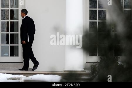 Il Presidente DEGLI STATI UNITI Barack Obama ritorna all'Ufficio ovale di Washington, DC, USA il 17 febbraio 2010, dopo aver partecipato a un incontro genitori-insegnanti per la loro figlia Sasha al campus di Bethesda della Sidwell Friends School. Foto di Olivier Douliery/ABACAPRESS.COM Foto Stock