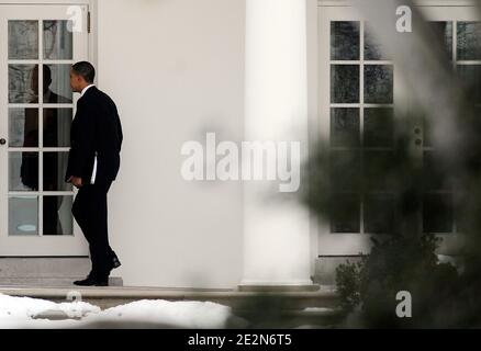 Il Presidente DEGLI STATI UNITI Barack Obama ritorna all'Ufficio ovale di Washington, DC, USA il 17 febbraio 2010, dopo aver partecipato a un incontro genitori-insegnanti per la loro figlia Sasha al campus di Bethesda della Sidwell Friends School. Foto di Olivier Douliery/ABACAPRESS.COM Foto Stock