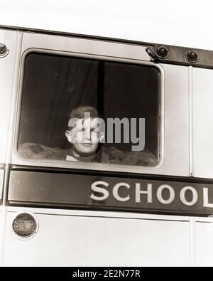 ANNI '30 SINGOLO RAGAZZO SERIO CHE GUARDA FUORI DALLA FINESTRA POSTERIORE DI BUS DI SCUOLA - S8665 HAR001 HARS OBIETTIVI SCUOLE SOGNI GRADE TESTA E SPALLE VEICOLO A MOTORE PRIMARIO SINCERO AUTOBUS SOLENNI FOCALIZZATO CRESCITA SCOLASTICA GIOVANILE INTENSO MEDIA SCUOLA PRE-TEEN PRE-TEEN RAGAZZO TRANSITO NERO E BIANCO ATTENTA ETNIA CAUCASICA NEARNEST HAR001 INTENTO VEICOLI A MOTORE VECCHIO STILE Foto Stock