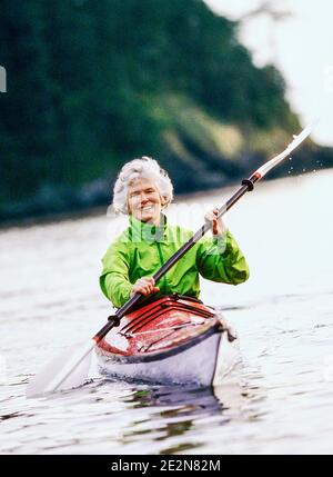 Una donna in kayak sul mare a Bowman Bay, Deception Pass state Park, Washington, USA. Foto Stock