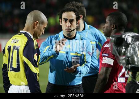 L'arbitro spagnolo Eduardu Gonzalez procede ai lotti di estrazione con il capitano francese Rio Mavuba e il capitano turco Alex prima della partita di calcio della Europa League Lille OSC (LOSC) contro la squadra turca Fenerbahce allo stadio Lille Metropole, a Lille, nord Foto Stock