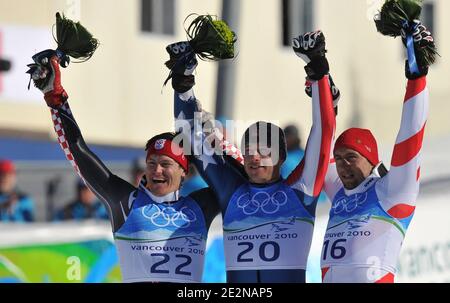 (L-R) la medaglia d'argento croata Ivica Kostelic, vincitrice degli Stati Uniti Bode Miller e medaglia di bronzo svizzera Silvan Zurbriggen festeggiano sul podio durante la cerimonia dei fiori della corsa super combinata di slalom maschile dei Giochi Olimpici invernali di Vancouver 2010 XXI al parco Creekside di Whistler, Canada, il 21 febbraio 2010. Foto di Gouhier-Hahn-Nebinger/ABACAPRESS.COM Foto Stock