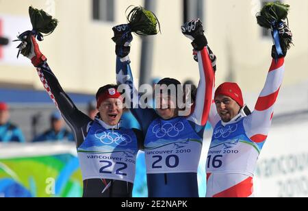 (L-R) la medaglia d'argento croata Ivica Kostelic, vincitrice degli Stati Uniti Bode Miller e medaglia di bronzo svizzera Silvan Zurbriggen festeggiano sul podio durante la cerimonia dei fiori della corsa super combinata di slalom maschile dei Giochi Olimpici invernali di Vancouver 2010 XXI al parco Creekside di Whistler, Canada, il 21 febbraio 2010. Foto di Gouhier-Hahn-Nebinger/ABACAPRESS.COM Foto Stock