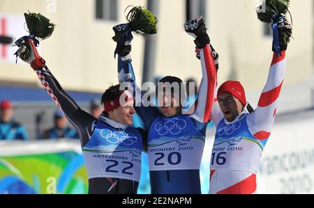 (L-R) la medaglia d'argento croata Ivica Kostelic, vincitrice degli Stati Uniti Bode Miller e medaglia di bronzo svizzera Silvan Zurbriggen festeggiano sul podio durante la cerimonia dei fiori della corsa super combinata di slalom maschile dei Giochi Olimpici invernali di Vancouver 2010 XXI al parco Creekside di Whistler, Canada, il 21 febbraio 2010. Foto di Gouhier-Hahn-Nebinger/ABACAPRESS.COM Foto Stock