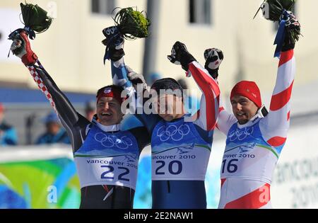 (L-R) la medaglia d'argento croata Ivica Kostelic, vincitrice degli Stati Uniti Bode Miller e medaglia di bronzo svizzera Silvan Zurbriggen festeggiano sul podio durante la cerimonia dei fiori della corsa super combinata di slalom maschile dei Giochi Olimpici invernali di Vancouver 2010 XXI al parco Creekside di Whistler, Canada, il 21 febbraio 2010. Foto di Gouhier-Hahn-Nebinger/ABACAPRESS.COM Foto Stock