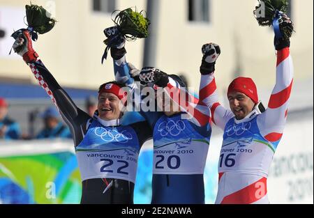 (L-R) la medaglia d'argento croata Ivica Kostelic, vincitrice degli Stati Uniti Bode Miller e medaglia di bronzo svizzera Silvan Zurbriggen festeggiano sul podio durante la cerimonia dei fiori della corsa super combinata di slalom maschile dei Giochi Olimpici invernali di Vancouver 2010 XXI al parco Creekside di Whistler, Canada, il 21 febbraio 2010. Foto di Gouhier-Hahn-Nebinger/ABACAPRESS.COM Foto Stock