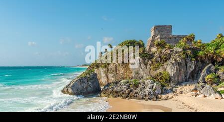 El Castillo maya tempio panorama dal Mar dei Caraibi a Tulum, Stato Quintana Roo, Penisola dello Yucatan, Messico. Foto Stock