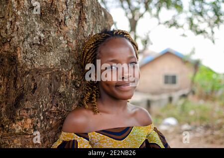 primo piano di una bella femmina africana bambino sentirsi eccitato Foto Stock