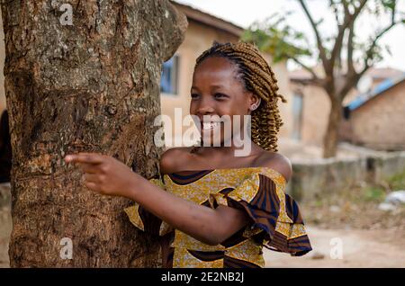 primo piano di una bella femmina africana bambino sentirsi eccitato Foto Stock