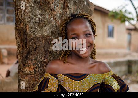 primo piano di una bella femmina africana bambino sentirsi eccitato Foto Stock