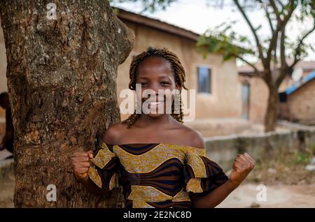 primo piano di una bella femmina africana bambino sentirsi eccitato Foto Stock