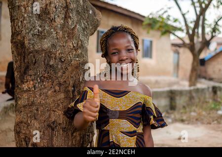 primo piano di una bella femmina africana bambino sentirsi eccitato Foto Stock