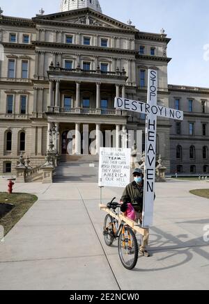 Lansing, MI, Stati Uniti. 14 gennaio 2021. Un protestore al di fuori del Campidoglio del Michigan a Lansing, Michigan, il 14 gennaio 2021. Credit: Jeff Kowalsky/ZUMA Wire/Alamy Live News Foto Stock