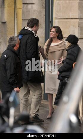 L'attrice Angelina Jolie e la regista tedesca Florian Henckel von Donnersmuck sul set del suo nuovo film, il Tourist, a Parigi, Francia, il 25 febbraio 2010. Jolie gioca un agente Interpol che usa un turista americano (Johnny Depp) nel tentativo di eliminare un criminale con cui una volta aveva un affare. Foto di ABACAPRESS.COM Foto Stock