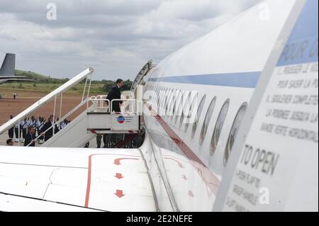 Alain Joyandet, Ministro degli Affari Esteri ed europei Bernard Kouchner, Presidente Nicolas Sarkozy sono stati raffigurati all'aeroporto di Franceville in Gabon il 24 febbraio 2010. Nicolas Sarkozy è in visita di due giorni in Gabon e Ruanda. Foto di Elodie Gregoire/ABACAPRESS.COM Foto Stock