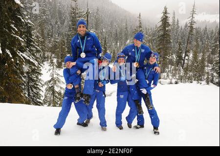 La squadra francese di Biathlon Marie Dorin e Marie-Laure Brunet portano Martin Fourcade, mentre Sylvie Becaert e Sandrine Bailly portano Vincent Jay con le loro medaglie dopo l'ultimo concorso di Biathlon per i Giochi Olimpici invernali di Vancouver 2010 XXI al Parco Olimpico di Whistler, Canada, il 26 febbraio 2010. Foto di Gouhier-Hahn-Nebinger/ABACAPRESS.COM Foto Stock