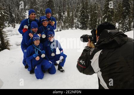 La squadra francese di Biathlon Vincent Jay, Martin Fourcade, Marie Dorin, Sylvie Becaert, Marie-Laure Brunet e Sandrine Bailly pongono le loro medaglie dopo l'ultimo concorso di Biathlon per i Giochi Olimpici invernali di Vancouver 2010 XXI al Parco Olimpico di Whistler, Canada, il 26 febbraio 2010. Foto di Gouhier-Hahn-Nebinger/ABACAPRESS.COM Foto Stock