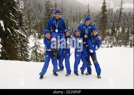 La squadra francese di Biathlon Marie Dorin e Marie-Laure Brunet portano Martin Fourcade, mentre Sylvie Becaert e Sandrine Bailly portano Vincent Jay con le loro medaglie dopo l'ultimo concorso di Biathlon per i Giochi Olimpici invernali di Vancouver 2010 XXI al Parco Olimpico di Whistler, Canada, il 26 febbraio 2010. Foto di Gouhier-Hahn-Nebinger/ABACAPRESS.COM Foto Stock