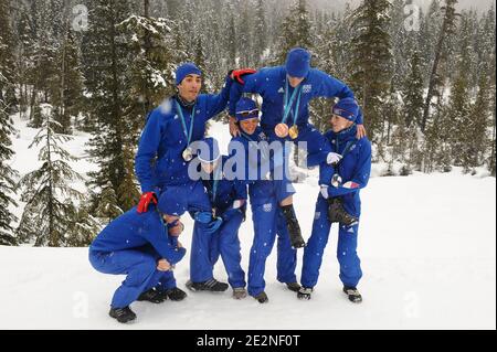 La squadra francese di Biathlon Marie Dorin e Marie-Laure Brunet portano Martin Fourcade, mentre Sylvie Becaert e Sandrine Bailly portano Vincent Jay con le loro medaglie dopo l'ultimo concorso di Biathlon per i Giochi Olimpici invernali di Vancouver 2010 XXI al Parco Olimpico di Whistler, Canada, il 26 febbraio 2010. Foto di Gouhier-Hahn-Nebinger/ABACAPRESS.COM Foto Stock