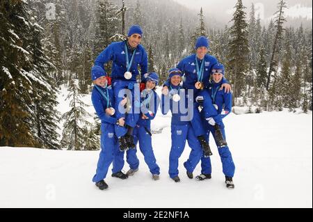 La squadra francese di Biathlon Marie Dorin e Marie-Laure Brunet portano Martin Fourcade, mentre Sylvie Becaert e Sandrine Bailly portano Vincent Jay con le loro medaglie dopo l'ultimo concorso di Biathlon per i Giochi Olimpici invernali di Vancouver 2010 XXI al Parco Olimpico di Whistler, Canada, il 26 febbraio 2010. Foto di Gouhier-Hahn-Nebinger/ABACAPRESS.COM Foto Stock