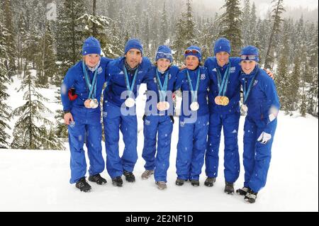 La squadra francese di Biathlon Marie Dorin, Martin Fourcade Marie-Laure Brunet, Sylvie Becaert Vincent Jay e Sandrine Bailly pongono con le loro medaglie dopo l'ultimo concorso di Biathlon per i Giochi Olimpici invernali di Vancouver 2010 XXI al Parco Olimpico di Whistler, Canada, il 26 febbraio 2010. Foto di Gouhier-Hahn-Nebinger/ABACAPRESS.COM Foto Stock