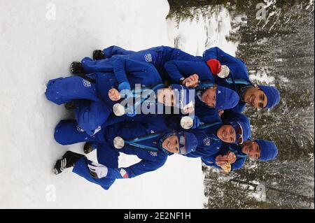 La squadra francese di Biathlon Vincent Jay, Martin Fourcade, Marie Dorin, Sylvie Becaert, Marie-Laure Brunet e Sandrine Bailly pongono le loro medaglie dopo l'ultimo concorso di Biathlon per i Giochi Olimpici invernali di Vancouver 2010 XXI al Parco Olimpico di Whistler, Canada, il 26 febbraio 2010. Foto di Gouhier-Hahn-Nebinger/ABACAPRESS.COM Foto Stock