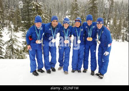 La squadra francese di Biathlon Marie Dorin, Martin Fourcade Marie-Laure Brunet, Sylvie Becaert Vincent Jay e Sandrine Bailly pongono con le loro medaglie dopo l'ultimo concorso di Biathlon per i Giochi Olimpici invernali di Vancouver 2010 XXI al Parco Olimpico di Whistler, Canada, il 26 febbraio 2010. Foto di Gouhier-Hahn-Nebinger/ABACAPRESS.COM Foto Stock