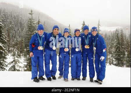 La squadra francese di Biathlon Marie Dorin, Martin Fourcade Marie-Laure Brunet, Sylvie Becaert Vincent Jay e Sandrine Bailly pongono con le loro medaglie dopo l'ultimo concorso di Biathlon per i Giochi Olimpici invernali di Vancouver 2010 XXI al Parco Olimpico di Whistler, Canada, il 26 febbraio 2010. Foto di Gouhier-Hahn-Nebinger/ABACAPRESS.COM Foto Stock