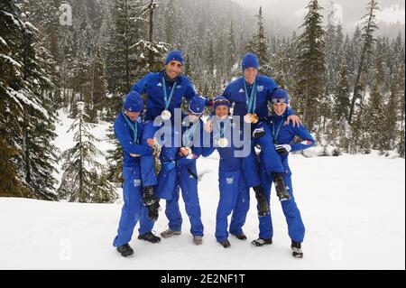 La squadra francese di Biathlon Marie Dorin e Marie-Laure Brunet portano Martin Fourcade, mentre Sylvie Becaert e Sandrine Bailly portano Vincent Jay con le loro medaglie dopo l'ultimo concorso di Biathlon per i Giochi Olimpici invernali di Vancouver 2010 XXI al Parco Olimpico di Whistler, Canada, il 26 febbraio 2010. Foto di Gouhier-Hahn-Nebinger/ABACAPRESS.COM Foto Stock