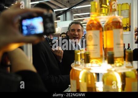 Francois Bayrou visita la Fiera Internazionale dell'Agricoltura, tenutasi a Porte de Versailles, Parigi, Francia, il 28 febbraio 2009. Foto di Mousse/ABACAPRESS.COM Foto Stock