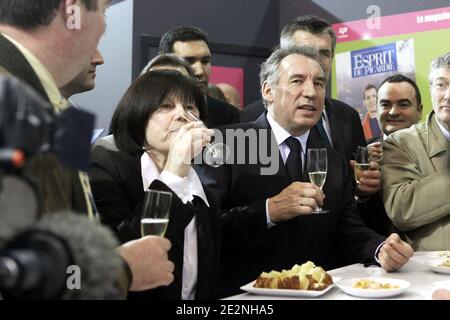 Francois Bayrou visita la Fiera Internazionale dell'Agricoltura, tenutasi a Porte de Versailles, Parigi, Francia, il 28 febbraio 2009. Foto di Stephane Lemouton/ABACAPRESS.COM Foto Stock