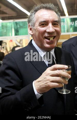 Francois Bayrou visita la Fiera Internazionale dell'Agricoltura, tenutasi a Porte de Versailles, Parigi, Francia, il 28 febbraio 2009. Foto di Stephane Lemouton/ABACAPRESS.COM Foto Stock