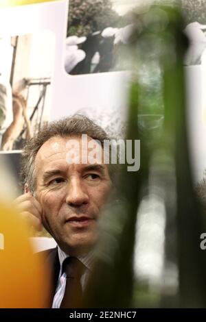 Francois Bayrou visita la Fiera Internazionale dell'Agricoltura, tenutasi a Porte de Versailles, Parigi, Francia, il 28 febbraio 2009. Foto di Stephane Lemouton/ABACAPRESS.COM Foto Stock
