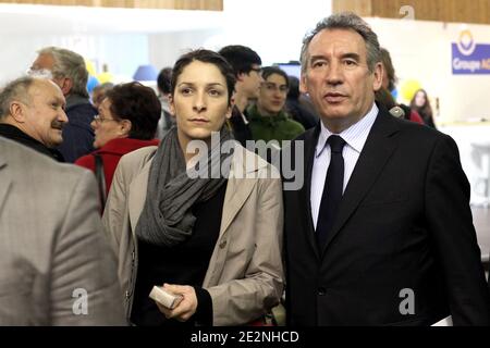 Francois Bayrou visita la Fiera Internazionale dell'Agricoltura, tenutasi a Porte de Versailles, Parigi, Francia, il 28 febbraio 2009. Foto di Stephane Lemouton/ABACAPRESS.COM Foto Stock