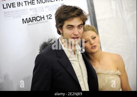 L'attore Robert Pattinson e Emilie de Ravin partecipano alla prima di 'Remember Me' al Teatro di Parigi a New York City, NY, USA il 1 marzo 2010. Foto di Mehdi Taamallah/ABACAPRESS.COM (nella foto: Robert Pattinson, Emilie de Ravin) Foto Stock