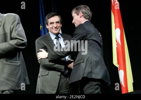 De gauche a droite FranÀois Fillon Premier ministre francais et Laurent Henart candidat aux elections regionales pour la Lorraine lors du Meeting UMP au centre des expositions de Metz, France le 1er Mars 2010 pour soutenir Laurent Henart lors de la campag Foto Stock