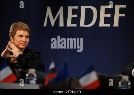 Laurence Parisot, responsabile francese dell'organizzazione dei datori di lavoro di MedEF, ha illustrato durante un incontro con il Presidente russo presso la sede centrale di MedEF a Parigi, in Francia, il 2 marzo 2010, durante la prima visita del Presidente russo in Francia. Foto di Christophe Guibbaud/ABACAPRESS.COM Foto Stock